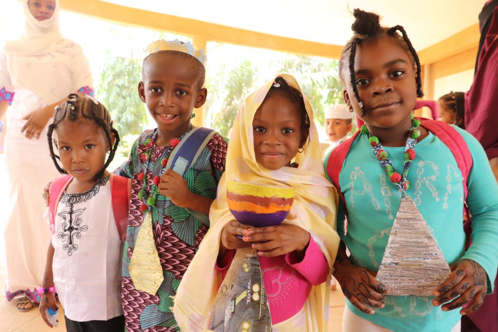 Élèves accueillants à l'entrée de l'école