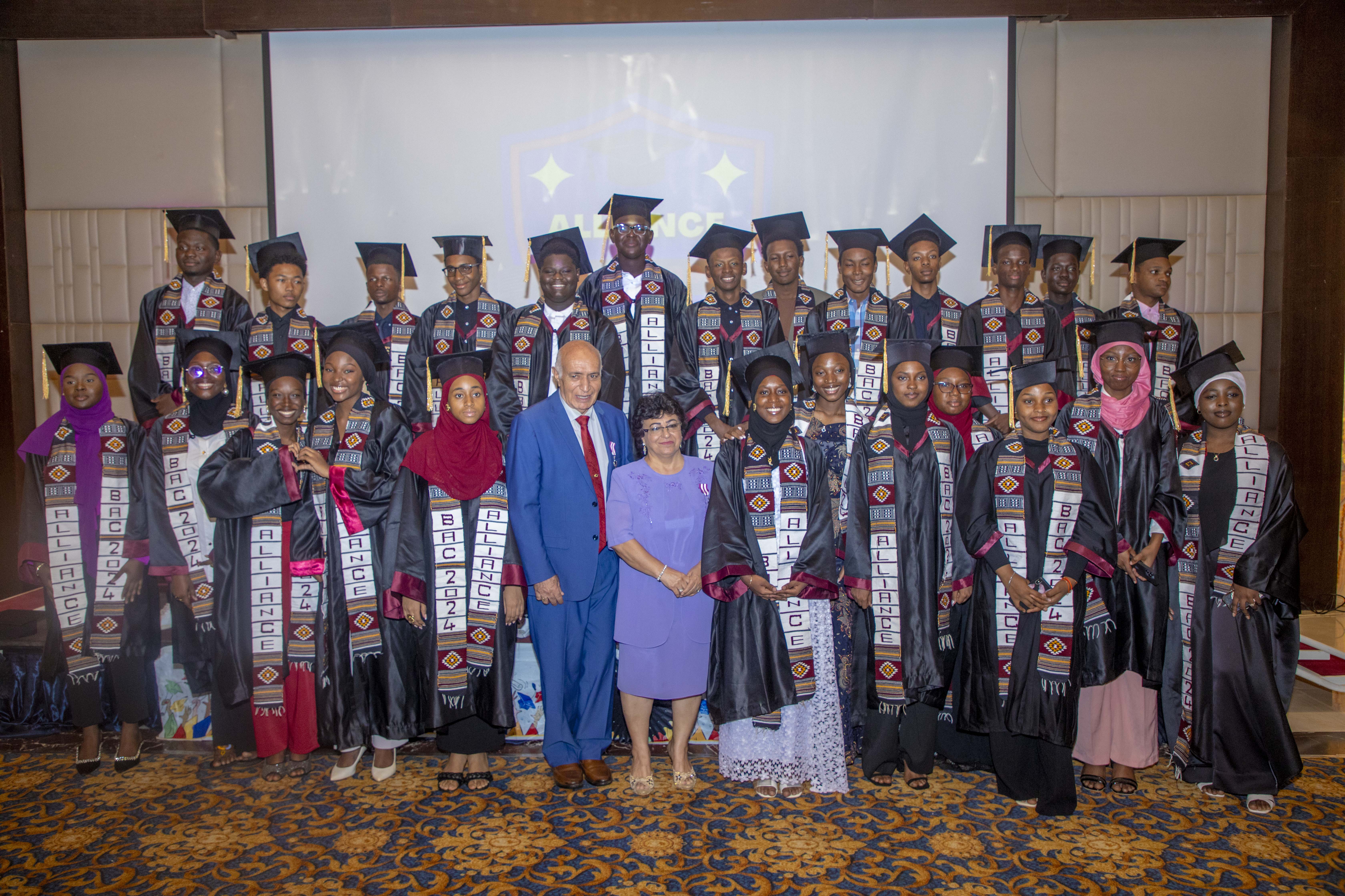 Élèves travaillant sur une fresque murale EDUCATION