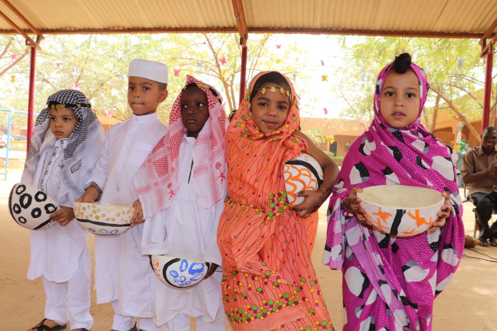 Élèves de l'École Alliance en tenues traditionnelles