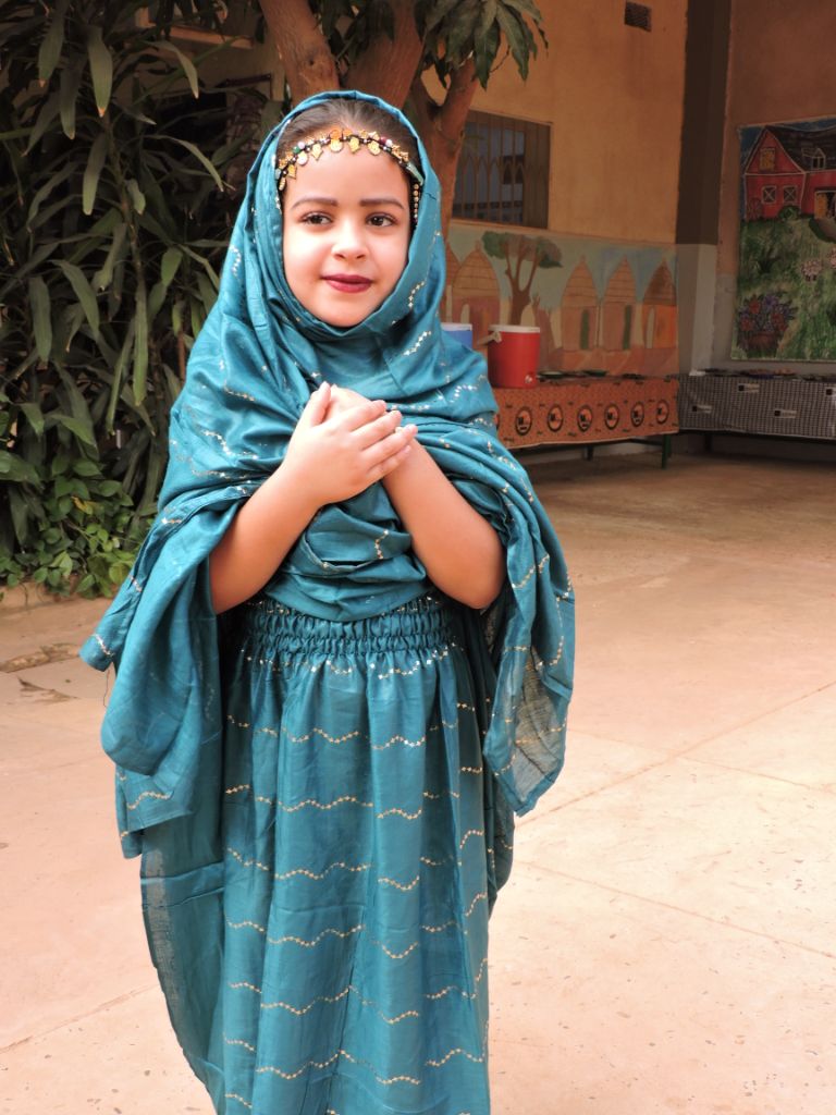 Élève en tenue traditionnelle